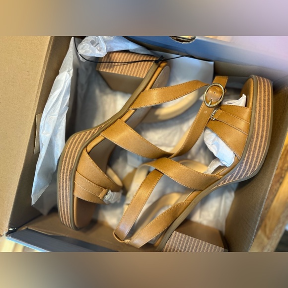 Liz Claiborne Shoes - Liz Claiborne women’s tan Selby heeled sandals, size 8.5
